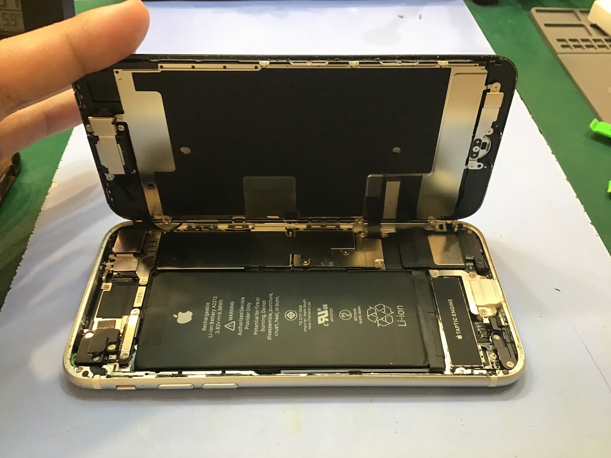 iPhoneSE2のバッテリー交換ならデータそのまま修理可能なスマホ修理工房セレオ甲府店へ！
